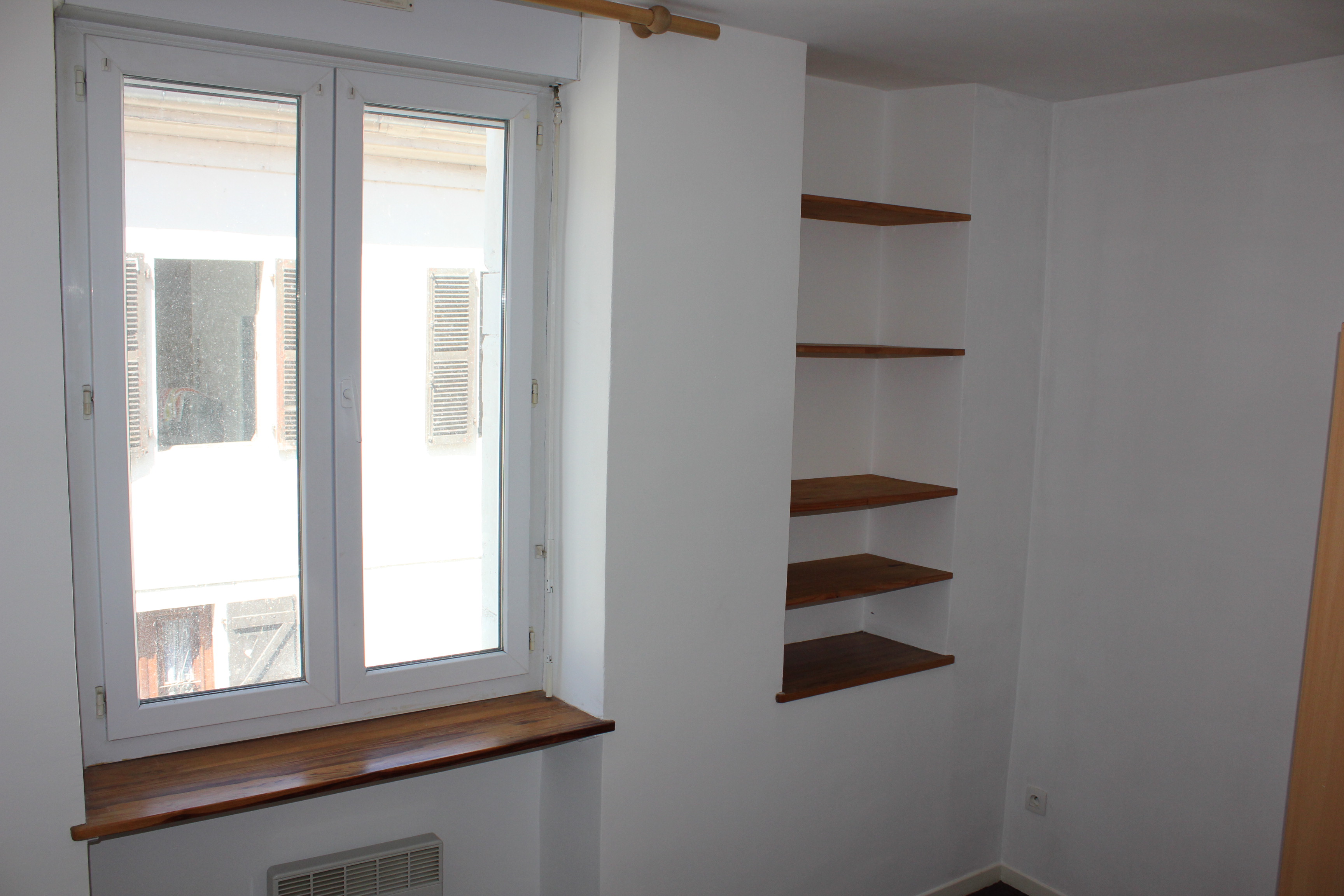 Chambre bas avec placard